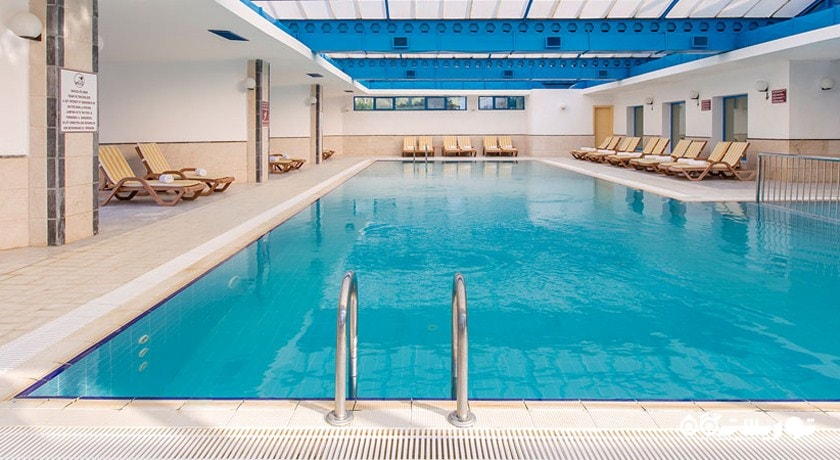 نمای محوطه استخر سرپوشیده هتل